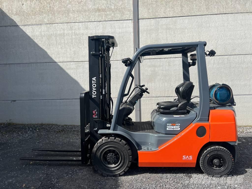 Toyota 02-8 FGF 25 Περονοφόρα ανυψωτικά κλαρκ με φυσικό αέριο LPG