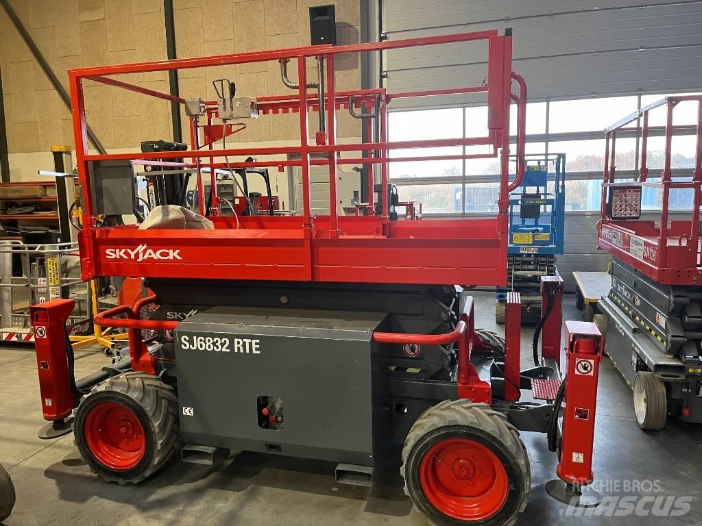 SkyJack SJ 6832 RTE Ανυψωτήρες ψαλιδωτής άρθρωσης