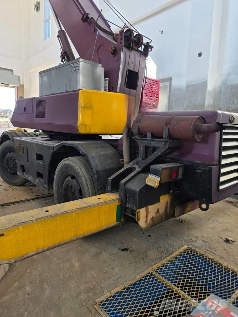 Kato MR 100 Γερανοί ανώμαλου εδάφους