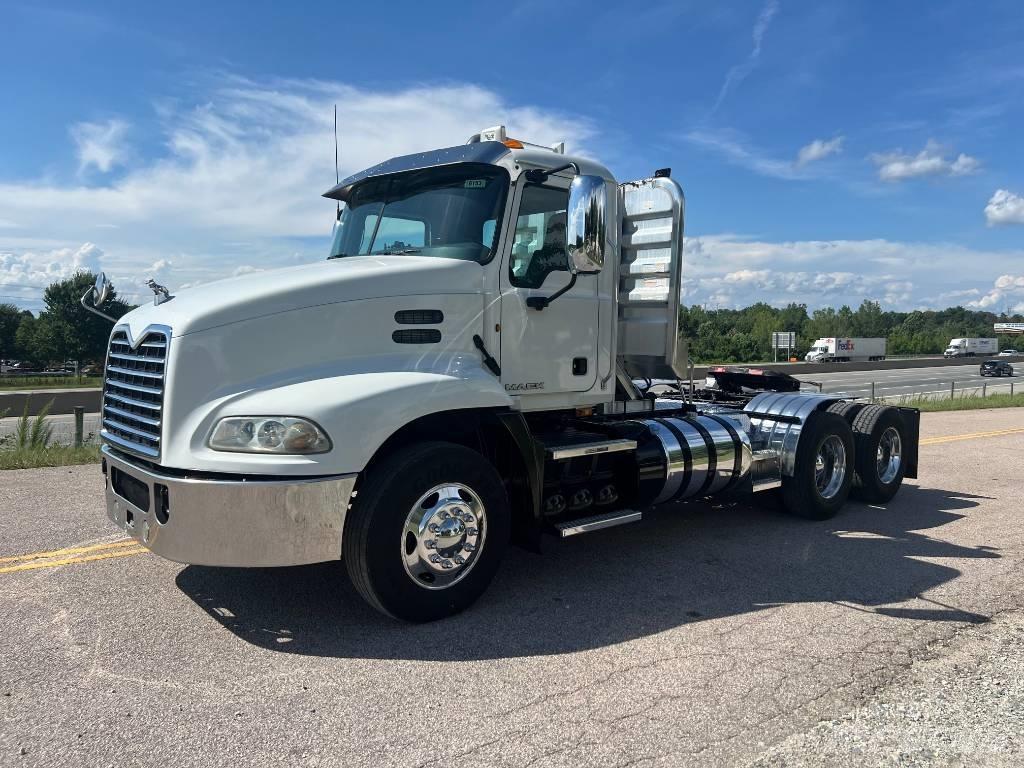 Mack CXU 613 Τράκτορες