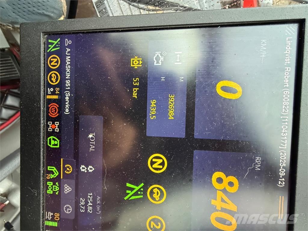 Komatsu 951 Θεριζοαλωνιστικές μηχανές