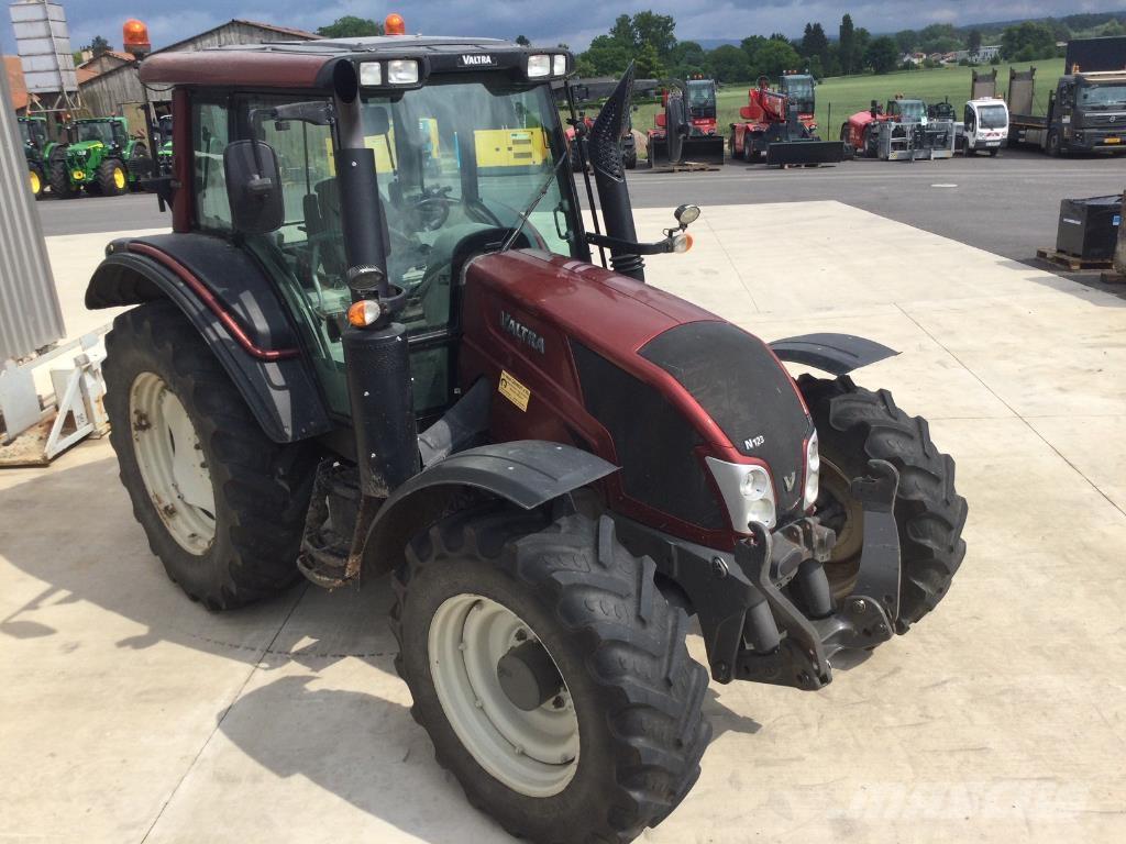 Valtra N123 Τρακτέρ