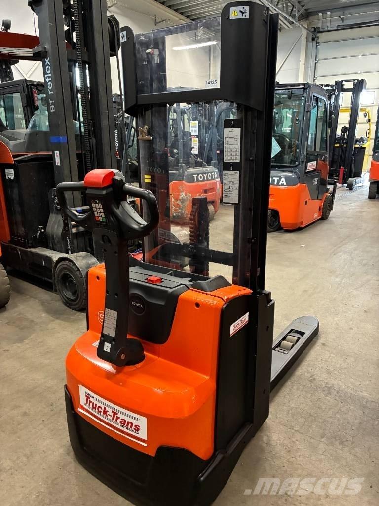 Toyota SWE140L Παλετοφόρα πεζού χειριστή με ιστό