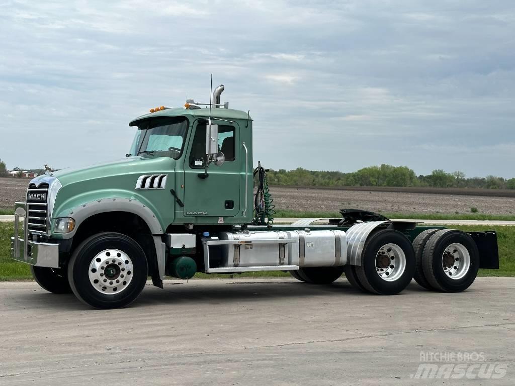 Mack GU713 Τράκτορες