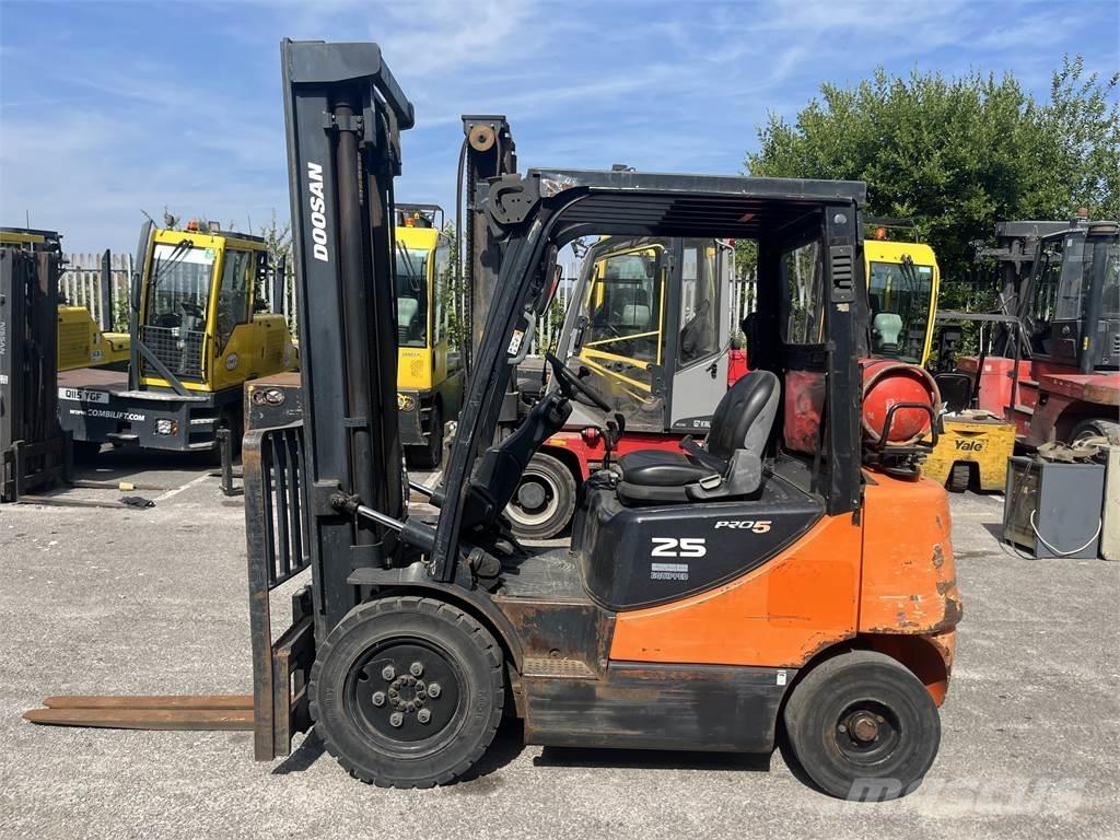 Doosan G25E-5 Περονοφόρα ανυψωτικά κλαρκ με φυσικό αέριο LPG