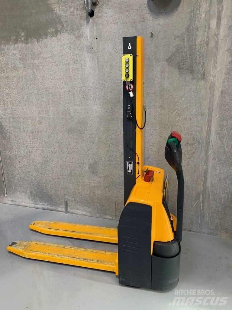 Jungheinrich EMC 110 Παλετοφόρα πεζού χειριστή με ιστό