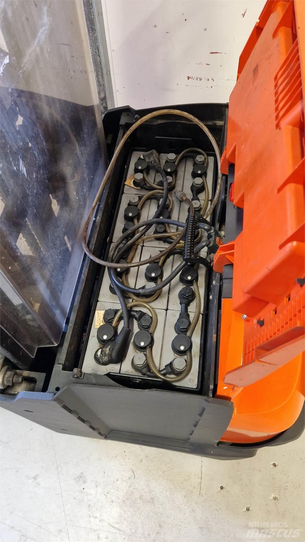 Toyota SWE140L Παλετοφόρα πεζού χειριστή με ιστό