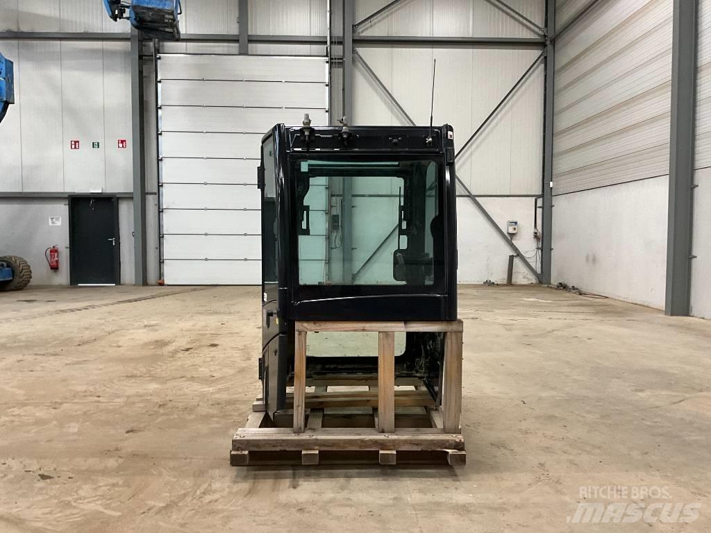Kubota U 56-5 Καμπίνες και εσωτερικό