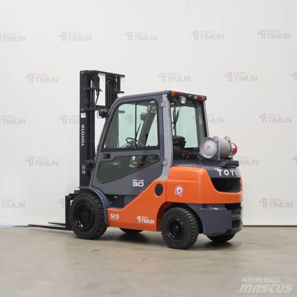 Toyota 02-8FGF30 Περονοφόρα ανυψωτικά κλαρκ με φυσικό αέριο LPG