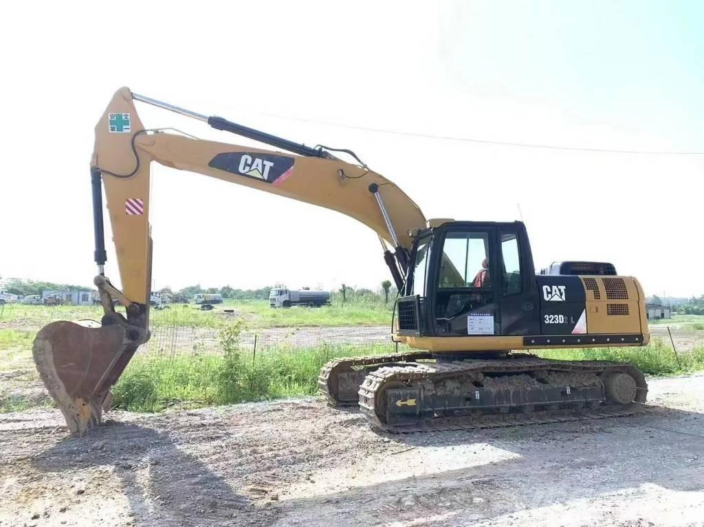 CAT 323D Εκσκαφείς με ερπύστριες