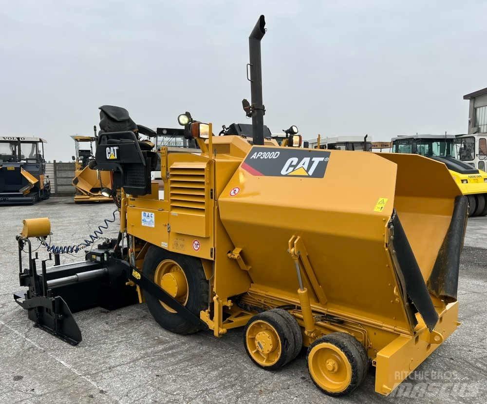 CAT AP 300D Επίστρωση ασφάλτου
