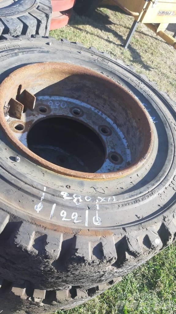 Clark 8 T Ελαστικά και ζάντες