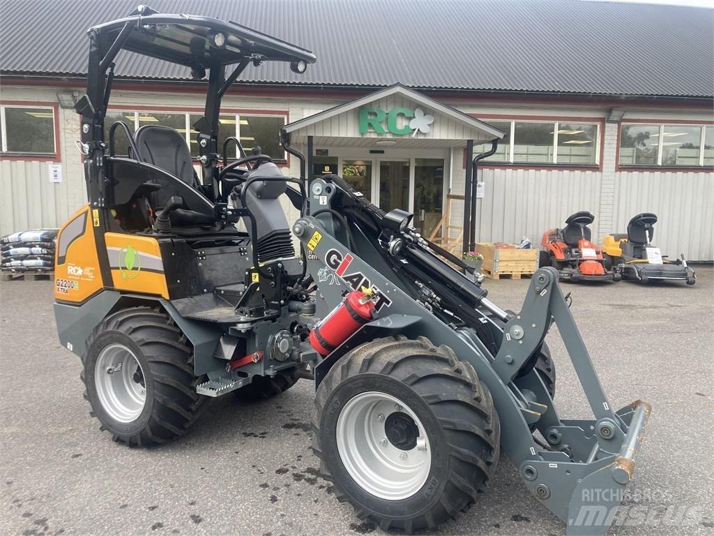 GiANT G2200E Φορτωτές πολλαπλών χρήσεων