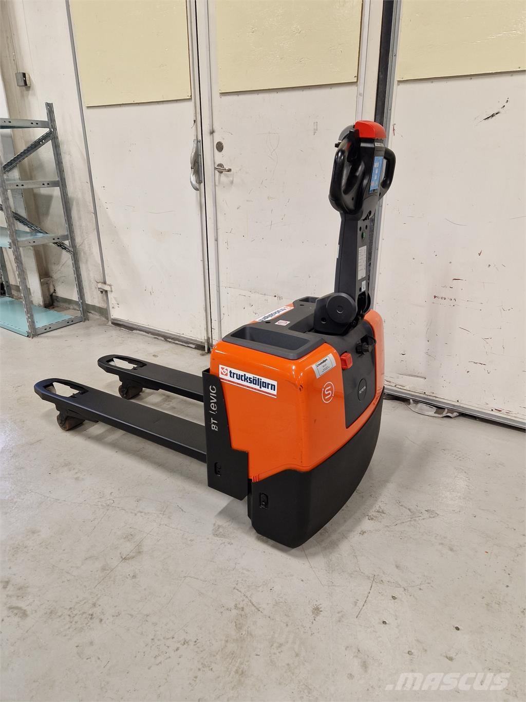 Toyota LWE130 Παλετοφόρα πεζού χειριστή με ιστό