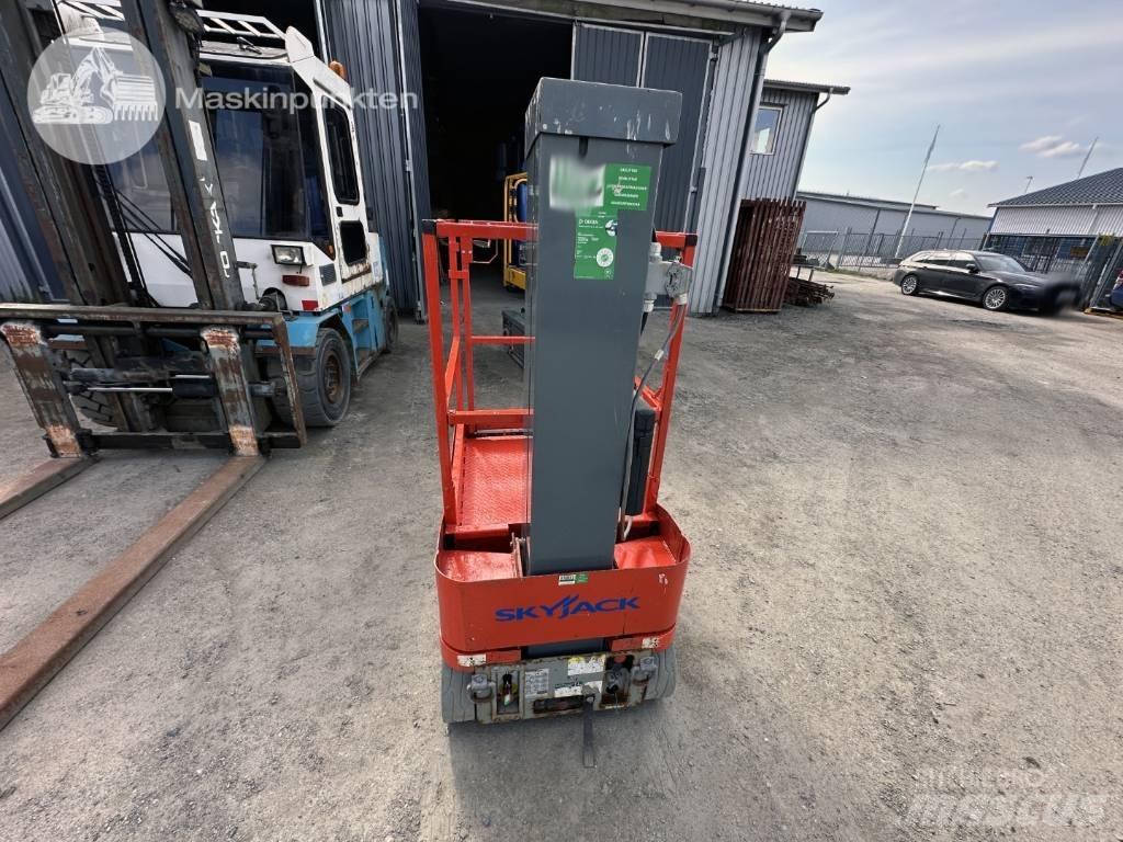 SkyJack SJ 12 Ανυψωτήρες με κατακόρυφους πυλώνες