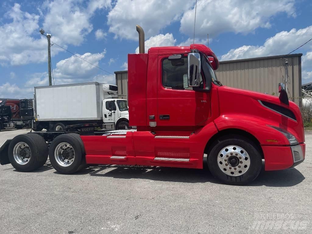 Volvo VNL64T300 Τράκτορες