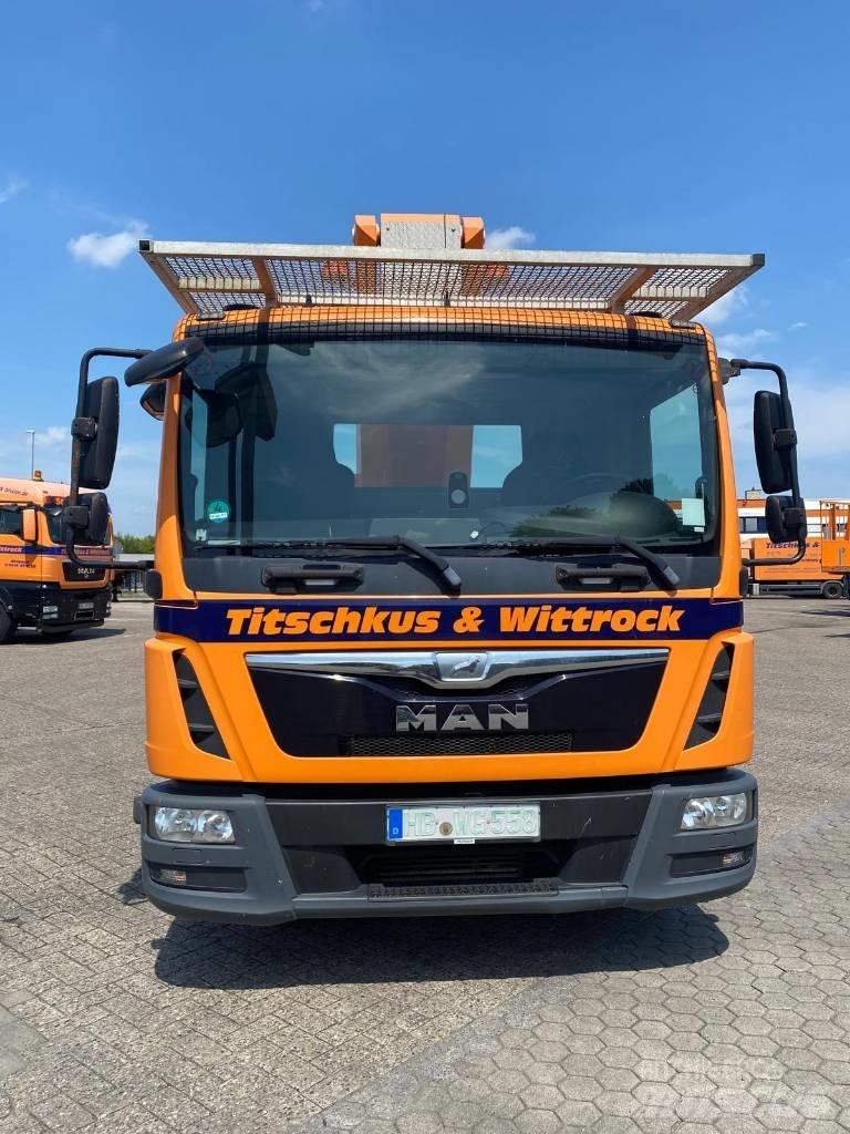 Palfinger P 300 Εναέριες πλατφόρμες τοποθετημένες σε φορτηγό