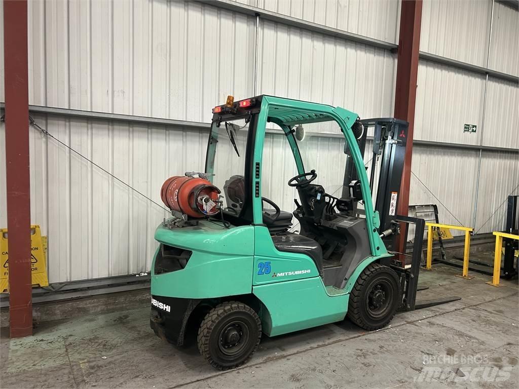Mitsubishi FG25N Περονοφόρα ανυψωτικά κλαρκ με φυσικό αέριο LPG