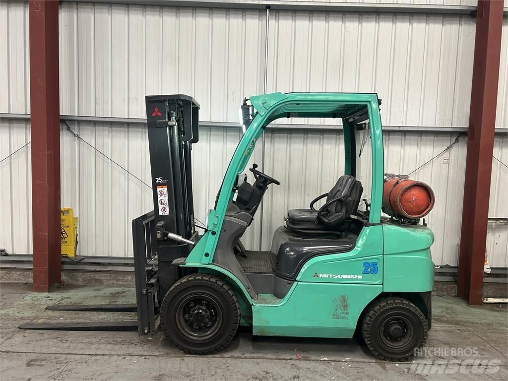 Mitsubishi FG25N Περονοφόρα ανυψωτικά κλαρκ με φυσικό αέριο LPG