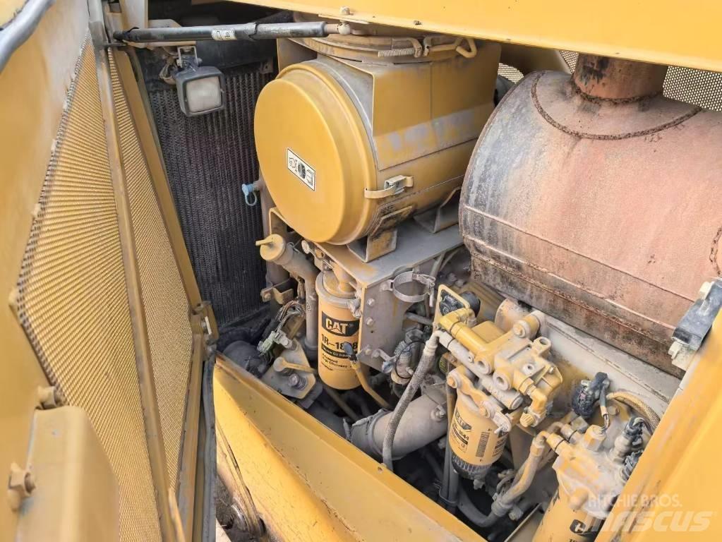 CAT D8T bulldozers Μπουλντόζες με ερπύστριες