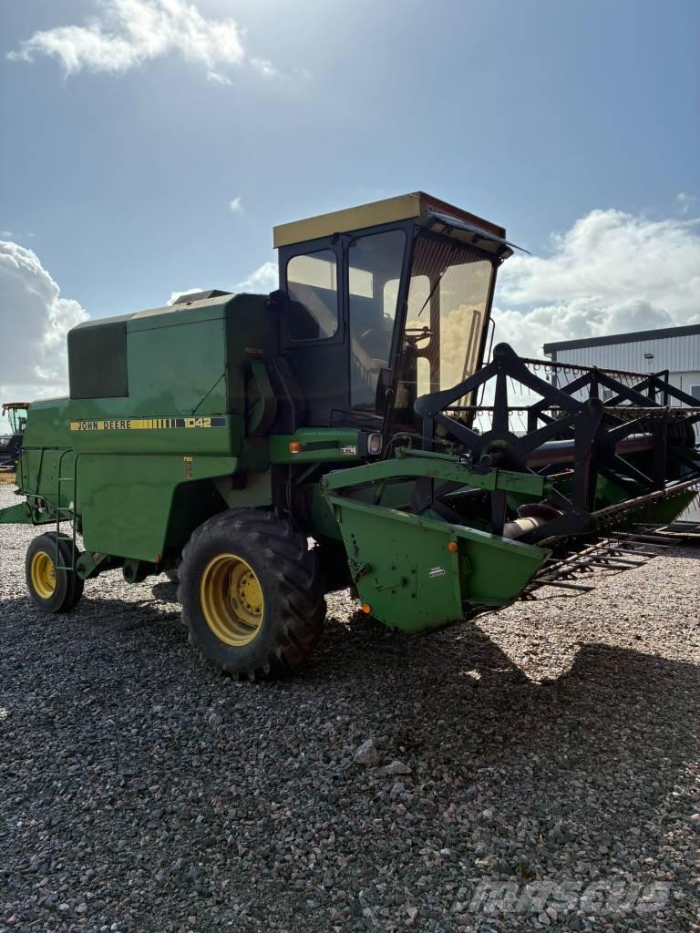 John Deere 1042 Θεριζοαλωνιστικές μηχανές