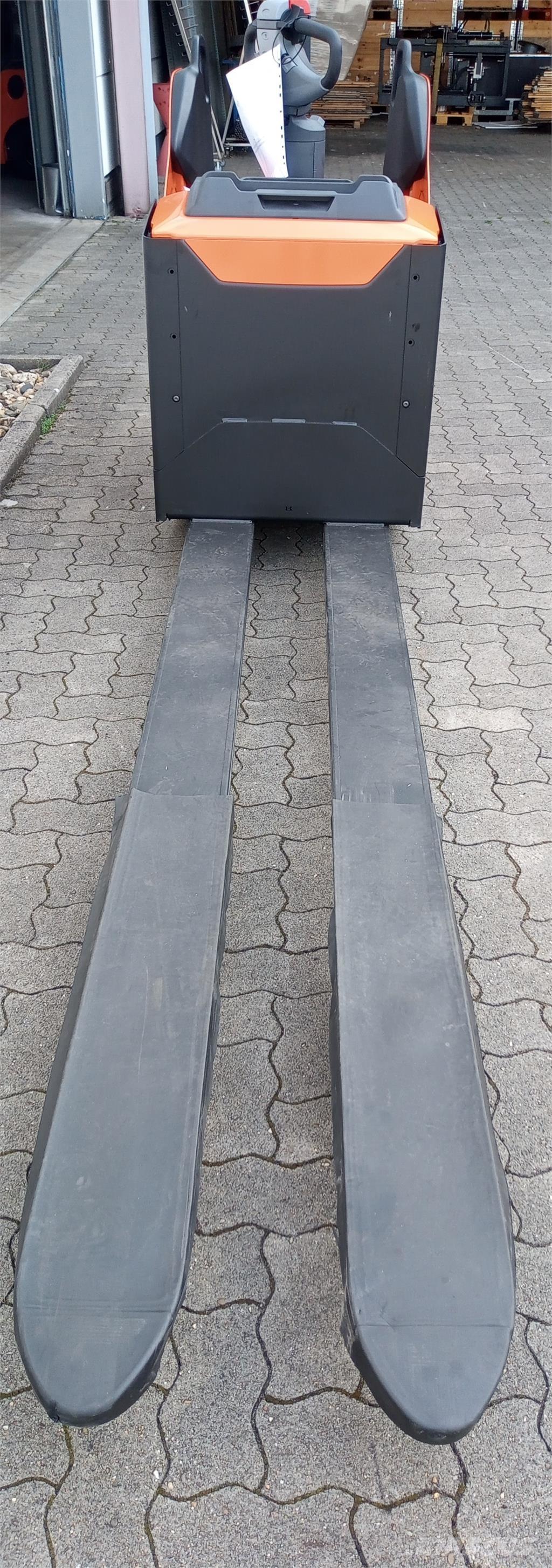 Toyota LPE 250 Παλετοφόρα πεζού χειριστή με ιστό