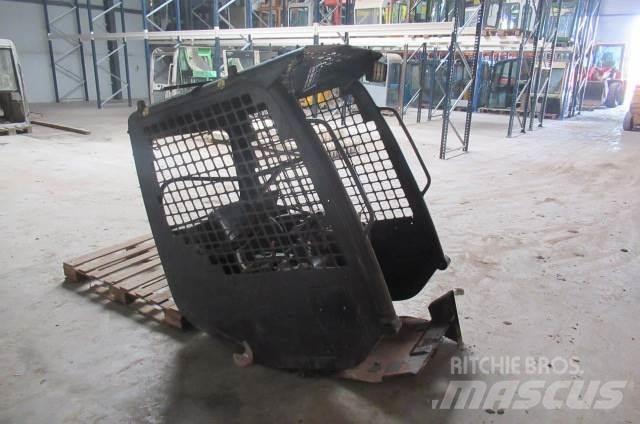 Komatsu SK714 Καμπίνες και εσωτερικό