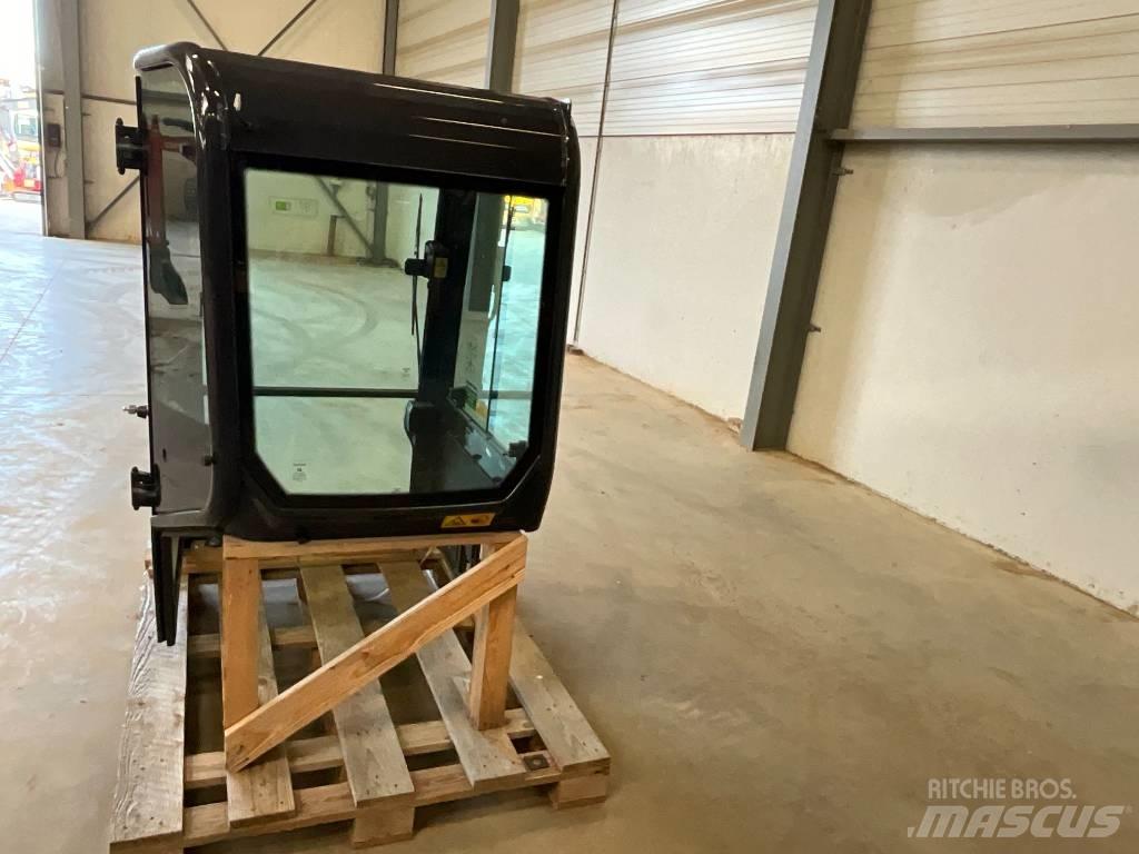 Kubota U 27-4 Καμπίνες και εσωτερικό