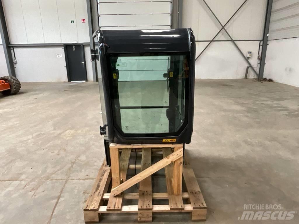 Kubota U 27-4 Καμπίνες και εσωτερικό