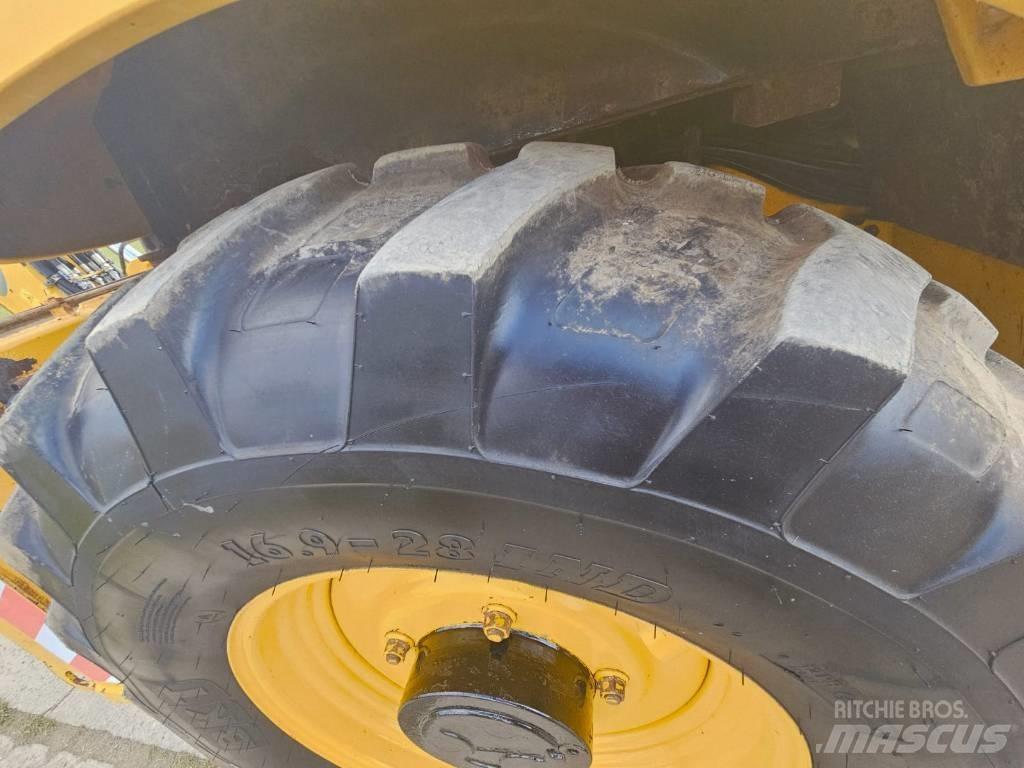 Komatsu WB 93 S-5 Εκσκαφείς Φορτωτές τύπου JCB