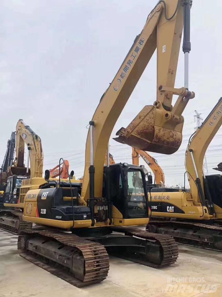 CAT 323 Εκσκαφείς με ερπύστριες