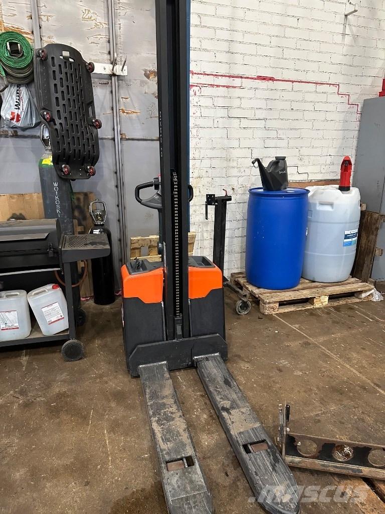 Toyota HWE 100 Παλετοφόρα πεζού χειριστή με ιστό