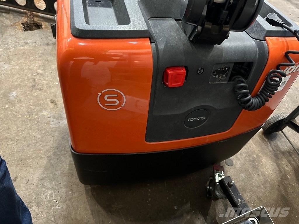 Toyota HWE 100 Παλετοφόρα πεζού χειριστή με ιστό