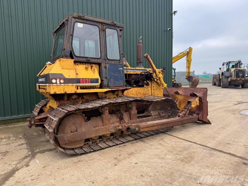 Komatsu D63E-1 Μπουλντόζες με ερπύστριες