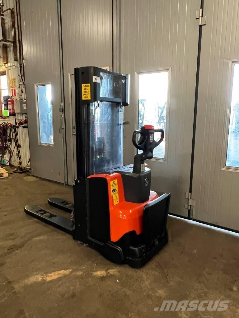 BT truck SWE 120 L Παλετοφόρα πεζού χειριστή με ιστό