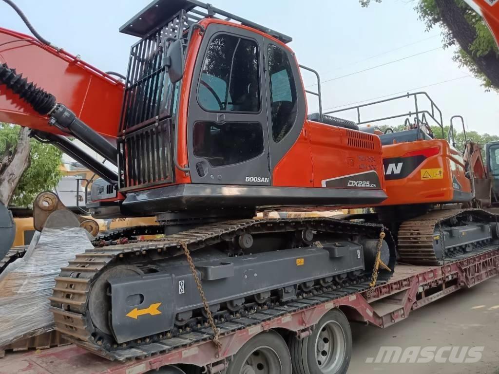 Doosan DX 225 Εκσκαφείς με ερπύστριες