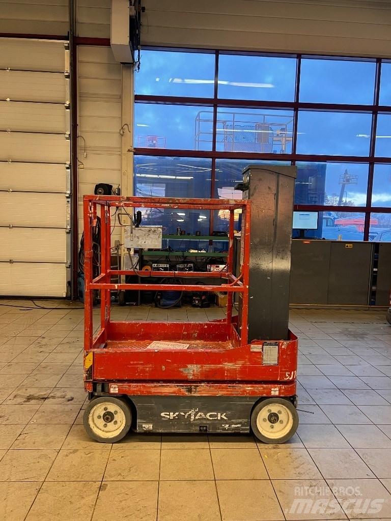 SkyJack SJ 16 Ανυψωτήρες με κατακόρυφους πυλώνες