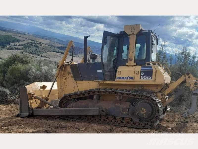Komatsu D65EX-15 Μπουλντόζες με ερπύστριες