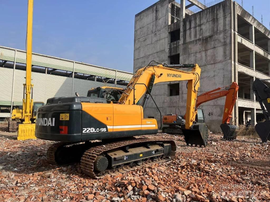Hyundai R220 Εκσκαφείς με ερπύστριες