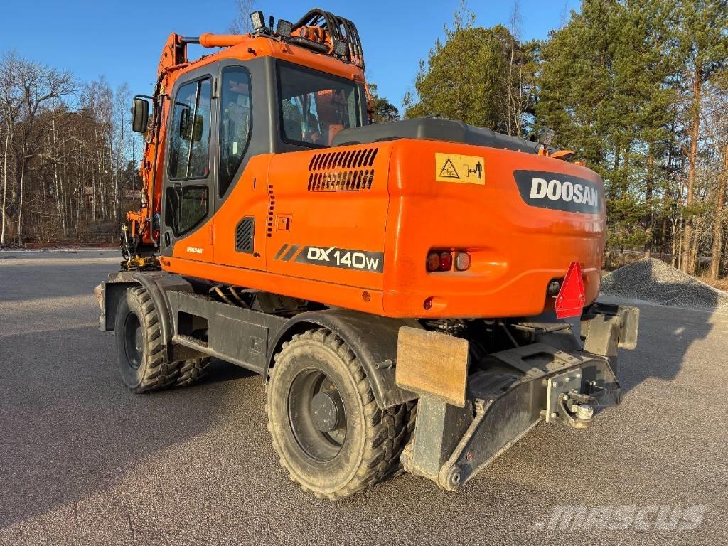 Doosan DX 140 W + vagn Εκσκαφείς με τροχούς - λάστιχα