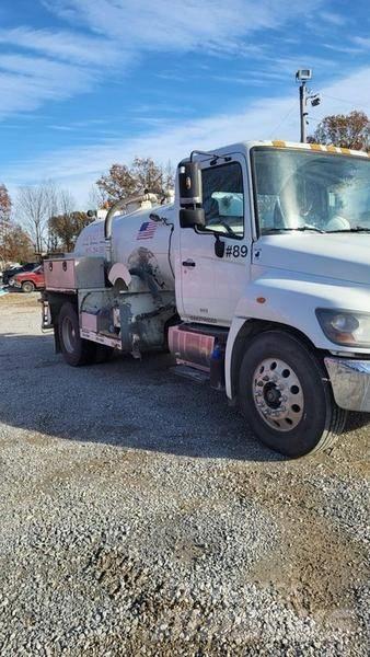 Hino Toilet Truck Βυτιοφόρα φορτηγά