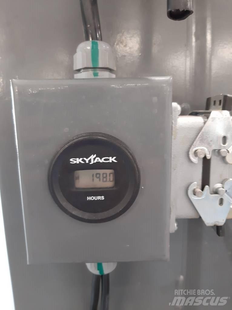 SkyJack SJ 16 Ανυψωτήρες με κατακόρυφους πυλώνες