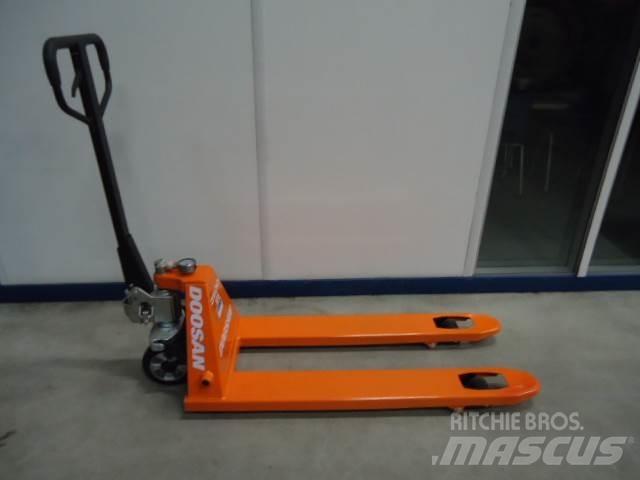 Doosan Pallettruck Χειροκίνητο ανυψωτικό αμαξίδιο