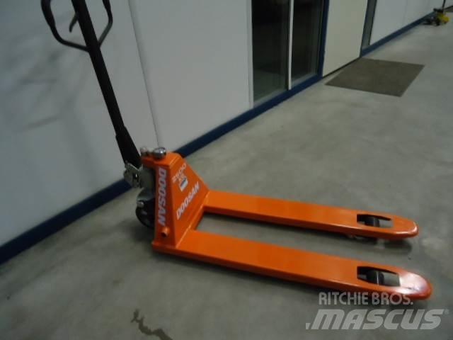 Doosan Pallettruck Χειροκίνητο ανυψωτικό αμαξίδιο
