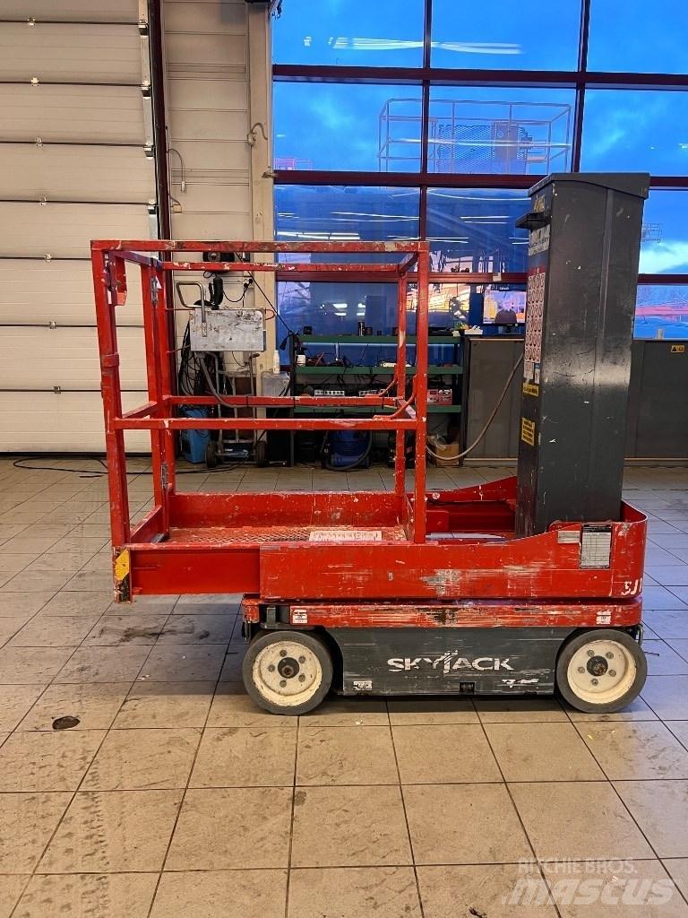 SkyJack SJ 16 Ανυψωτήρες με κατακόρυφους πυλώνες