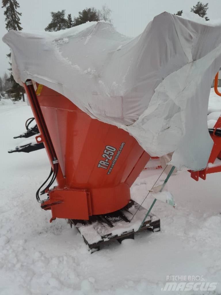 TR 250  HB Εκτοξευτές χιονιού