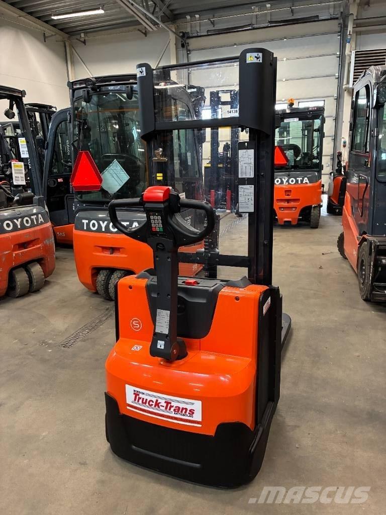 Toyota SWE120L Παλετοφόρα πεζού χειριστή με ιστό