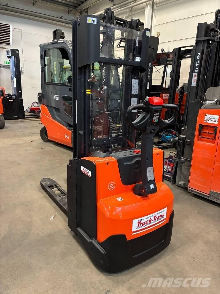 Toyota SWE120L Παλετοφόρα πεζού χειριστή με ιστό