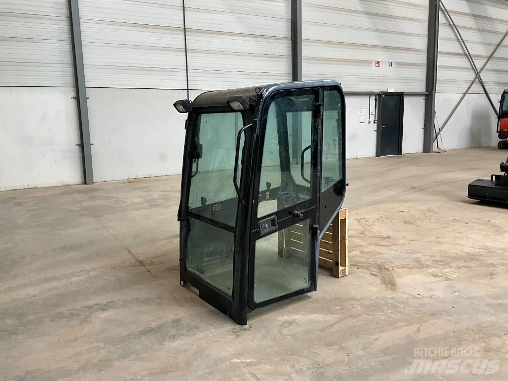 Kubota U 27-4 Καμπίνες και εσωτερικό