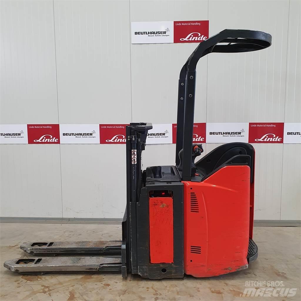 Linde D12SP Παλετοφόρα πεζού χειριστή με ιστό